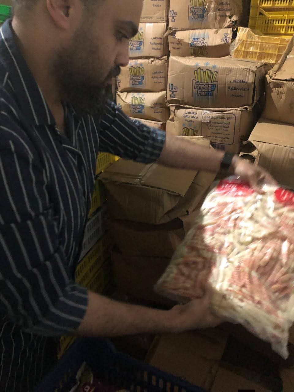ضبط طن من المنتجات الغذائية منتهية الصلاحية ببنها