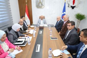 محافظ السويس يبحث توسعات "الزجاج الدوائي".. وفرص عمل جديدة قريباً