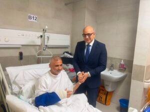 القنصل العام المصري يزور المواطن المصري المصاب في الكويت ويطمئن على حالته الصحية