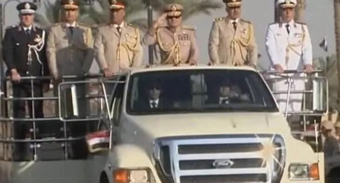 بالبدلة العسكرية.. الرئيس السيسى يقوم بجولة داخل مقر القيادة الاستراتيجية للدولة المصرية