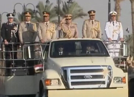 بالبدلة العسكرية.. الرئيس السيسى يقوم بجولة داخل مقر القيادة الاستراتيجية للدولة المصرية
