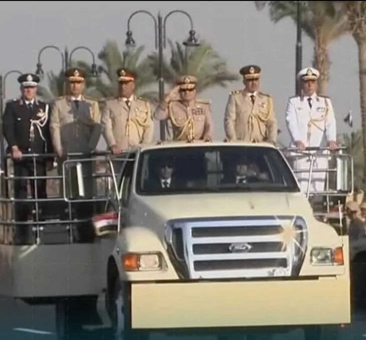 بالبدلة العسكرية.. الرئيس السيسى يقوم بجولة داخل مقر القيادة الاستراتيجية للدولة المصرية