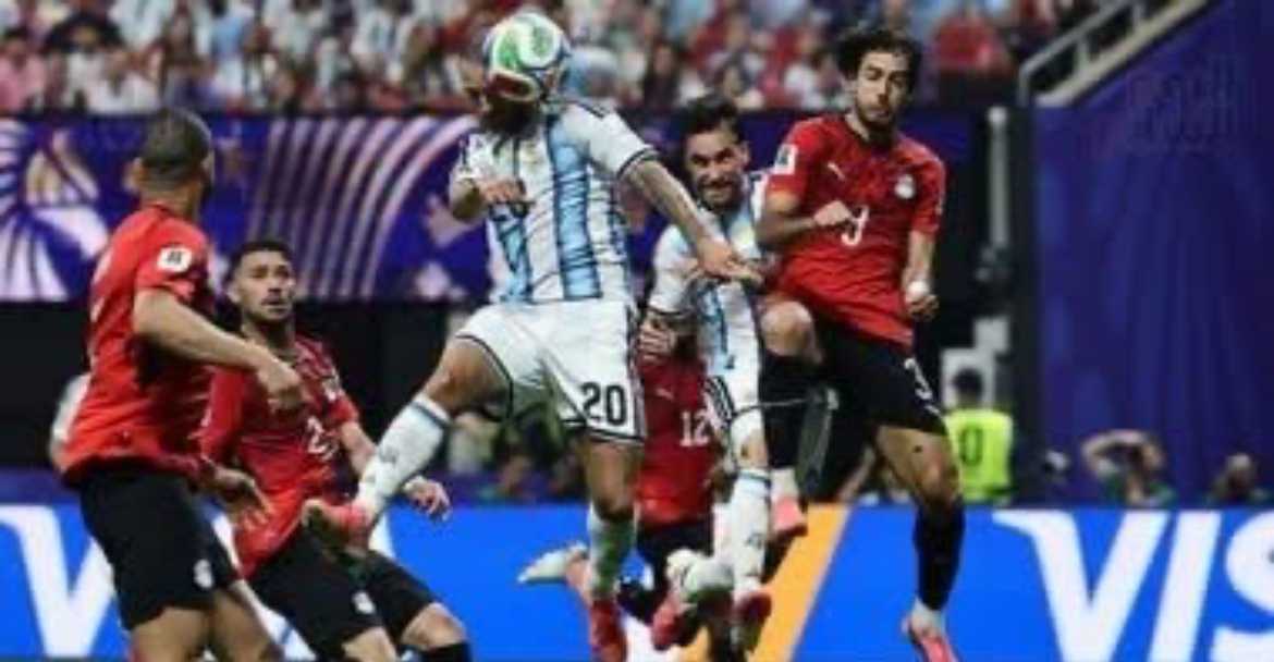 بقلم ياسر منيسي لا نستطيع أن ننكر دور السياسة في الرياضة فقد أثبتت ان ميسي لا زال هو فتي المنظمة المدلل وأن ترامب ليس أكثر من دمية وكذلك الفيفا. ورغم ما أرتكبه حسام حسن من أخطاء فنية إلا أنه لا يمكن إنكار تحيز وعدم عدالة الحكم وهنا تتبادر بعض التساؤلات: هل دفع منتخب مصر وحسام حسن ثمن حديثه عن فلسطين؟ نلاحظ ان الحكم لم يوفر العدالة للمنتخب المصري. إذا نظرنا إلي حجم الكروت للمنتخب المصري وأصراره علي عدم مراجعة الفار. وعدم اتخاذ قرارات رغم العنف من جانب لاعبي الأرجنتين. توقيت المباراة في الظهيرة بتوقيت أمريكا. لقد أثبتت البطولة ان شعار fair play مجرد شعار وان الفيفا هو دمية في يد المنظمة. لا ننكر الجهد الذي بذله لاعبي المنتخب والجهاز الفني إلا ان حسام حسن وقع في خطأ فني وهو عدم تطوير الاداء الهجومي وتخفيف الضغط على لاعبي المنتخب بعد المباراة الماراثونية مع استراليا فبعد الهدف الثاني زاد ضغط الأرجنتين وكان يفترض تخفيف الضغط من خلال اللعب من لمسة واحدة وتناقل الكرة ونزول لاعبين قادرين على التحرك للامام ولكن وجدنا مدرب الأرجنتين يلقي بالمهاجمين ويزيد الضغط علي مصر مما ارهق اللاعبين فخرج هيثم حسين رئة المنتخب وزادت التمريرات الخاطئة. في النهاية يجب مناقشة الإيجابيات والسلبيات بموضوعية وأن نبني على ما تحقق. نتمني ان تتطور الكرة المصرية وان نستطيع المنافسة في البطولات العالمية خلف الستار مباراة مصر والأرجنتين