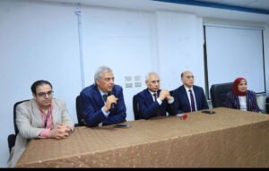 رئيس جامعة المنيا يعقد اجتماعًا موسعًا بالأطقم الطبية والتمريضية والإدارية بمستشفى طب وجراحات الأطفال