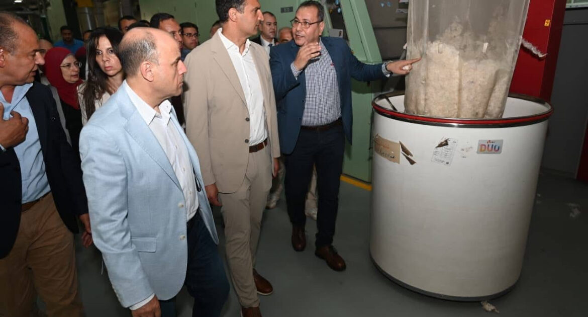 طوزير الصناعة يستهل جولته بمدينة المحلة الكبرى بتفقد مجمع مصانع شركة مصر للغزل والنسيج