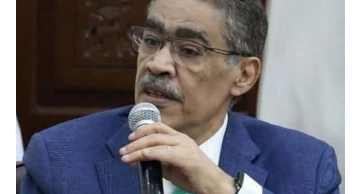 متابعه احــــمد القـــــــطعاني أعلن ضياء رشوان وزير الدولة للإعلام، بأنه وفق السياسة العامة التي يتبناها ويكلف بها السيد الرئيس عبد الفتاح السيسي رئيس الجمهورية، وضمن التوجيهات المحددة من الدكتور مصطفى مدبولي رئيس مجلس الوزراء، فقد تقدم وزير الدولة للإعلام بمذكرة للسيد وزير المالية، للنظر في تخصيص دفعة استثنائية قدرها 30 مليون جنيه، لدعم الحاجات العاجلة لصندوقي المعاشات والعلاج بنقابة الصحفيين. وبناء على ما سبق، فقد قرر السيد وزير المالية تخصيص هذا المبلغ العاجل والاستثنائي لنقابة الصحفيين، وجاري حاليا اتخاذ الإجراءات القانونية لتحويله فوريا للنقابة. وأكد وزيرالدولة للإعلام في ختام تصريحاته، على أن حرص القيادة السياسية والحكومة على هذا الدعم المتواصل، يأتي ضمن العناية البالغة التي يوليها السيد رئيس الجمهورية لمراجعة أوضاع الإعلام المصري عموما، بما يمكنه من أداء دوره المهني والوطني، وخصوصا القوة البشرية القائمة به. ضياء رشوان : الحكومة تدعم معاشات وعلاج "الصحفيين" بمبلغ 30 مليون جنيه