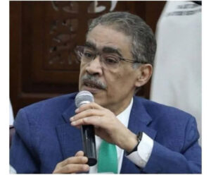 متابعه احــــمد القـــــــطعانيأعلن ضياء رشوان وزير الدولة للإعلام، بأنه وفق السياسة العامة التي يتبناها ويكلف بها السيد الرئيس عبد الفتاح السيسي رئيس الجمهورية، وضمن التوجيهات المحددة من الدكتور مصطفى مدبولي رئيس مجلس الوزراء، فقد تقدم وزير الدولة للإعلام بمذكرة للسيد وزير المالية، للنظر في تخصيص دفعة استثنائية قدرها 30 مليون جنيه، لدعم الحاجات العاجلة لصندوقي المعاشات والعلاج بنقابة الصحفيين.وبناء على ما سبق، فقد قرر السيد وزير المالية تخصيص هذا المبلغ العاجل والاستثنائي لنقابة الصحفيين، وجاري حاليا اتخاذ الإجراءات القانونية لتحويله فوريا للنقابة.وأكد وزيرالدولة للإعلام في ختام تصريحاته، على أن حرص القيادة السياسية والحكومة على هذا الدعم المتواصل، يأتي ضمن العناية البالغة التي يوليها السيد رئيس الجمهورية لمراجعة أوضاع الإعلام المصري عموما، بما يمكنه من أداء دوره المهني والوطني، وخصوصا القوة البشرية القائمة به.ضياء رشوان : الحكومة تدعم معاشات وعلاج "الصحفيين" بمبلغ 30 مليون جنيه