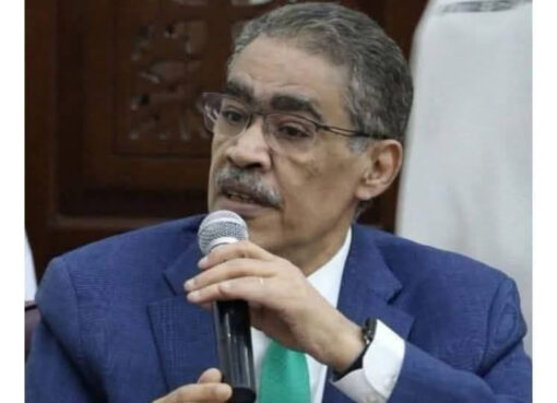 متابعه احــــمد القـــــــطعاني أعلن ضياء رشوان وزير الدولة للإعلام، بأنه وفق السياسة العامة التي يتبناها ويكلف بها السيد الرئيس عبد الفتاح السيسي رئيس الجمهورية، وضمن التوجيهات المحددة من الدكتور مصطفى مدبولي رئيس مجلس الوزراء، فقد تقدم وزير الدولة للإعلام بمذكرة للسيد وزير المالية، للنظر في تخصيص دفعة استثنائية قدرها 30 مليون جنيه، لدعم الحاجات العاجلة لصندوقي المعاشات والعلاج بنقابة الصحفيين. وبناء على ما سبق، فقد قرر السيد وزير المالية تخصيص هذا المبلغ العاجل والاستثنائي لنقابة الصحفيين، وجاري حاليا اتخاذ الإجراءات القانونية لتحويله فوريا للنقابة. وأكد وزيرالدولة للإعلام في ختام تصريحاته، على أن حرص القيادة السياسية والحكومة على هذا الدعم المتواصل، يأتي ضمن العناية البالغة التي يوليها السيد رئيس الجمهورية لمراجعة أوضاع الإعلام المصري عموما، بما يمكنه من أداء دوره المهني والوطني، وخصوصا القوة البشرية القائمة به. ضياء رشوان : الحكومة تدعم معاشات وعلاج "الصحفيين" بمبلغ 30 مليون جنيه