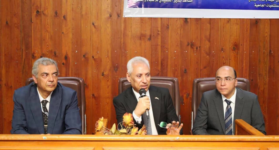 رئيس جامعة المنيا يدلى بعدة تصريحات صحفية خلال اجتماعه بأكبر دفعة من الأطباء المقيمين الجدد في تاريخ الجامعة
