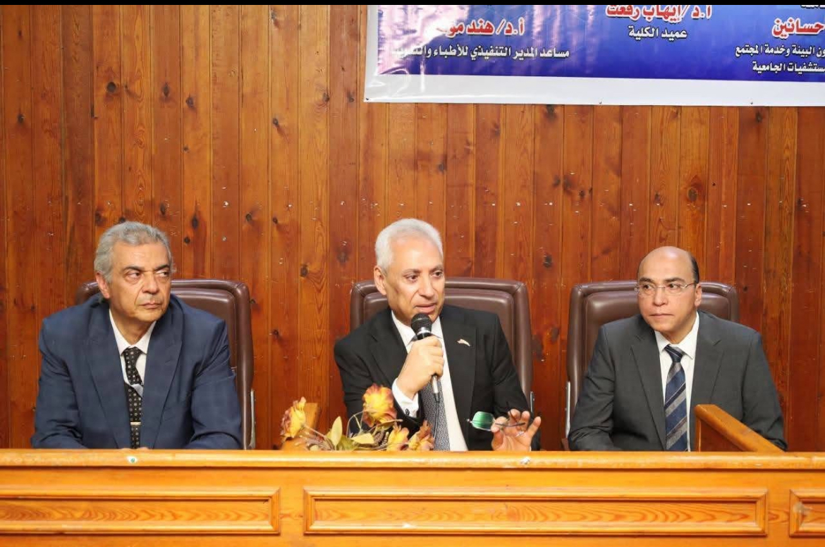 رئيس جامعة المنيا يدلى بعدة تصريحات صحفية خلال اجتماعه بأكبر دفعة من الأطباء المقيمين الجدد في تاريخ الجامعة