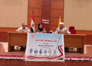 كتب/ أحمد ناصر رشديفي إطار توجيهات معالي السفير علاء يوسف رئيس الهيئة العامة للاستعلامات، وبرعاية اللواء تامر شمس رئيس قطاع الإعلام الداخلي، وانطلاقًا من الدور الوطني والتوعوي الذي تضطلع به الهيئة العامة للاستعلامات في نشر الوعي المجتمعي، وتعزيز القيم الإيجابية، ودعم جهود الدولة في بناء الأسرة المصرية، نظم مجمع إعلام بئر العبد ندوة توعوية بعنوان:"الدور الذي تقوم به المؤسسات الدينية حفاظًا على تنمية الأسرة المصرية"
حاضر في الندوة:
الدكتور/ محمود ابراهيم محارب– طبيب أسرة بالوحدة الصحية ببئر العبد.
الدكتور/ محمود سلامة محمد – مدير إدارة أوقاف بئر العبد.استهدفت الندوة تسليط الضوء على الدور المحوري الذي تقوم به المؤسسات الدينية في الحفاظ على تماسك الأسرة المصرية، وتعزيز القيم الأخلاقية والوطنية، وترسيخ مفاهيم الوسطية والاعتدال، بما يسهم في بناء مجتمع أكثر وعيًا واستقرارًا، وذلك من خلال تكامل الأدوار بين المؤسسات الدينية والصحية والإعلامية ومؤسسات الدولة المختلفة.واستهل الدكتور محمود ابراهيم محارب، طبيب الأسرة بالوحدة الصحية ببئر العبد، كلمته بالتأكيد على أن الأسرة السليمة هي أساس المجتمع السليم، موضحًا أن الحفاظ على صحة الأسرة لا يقتصر على تقديم الخدمات العلاجية، وإنما يعتمد بالدرجة الأولى على نشر الثقافة الصحية، وتعزيز الوعي لدى أفراد الأسرة بأهمية الرعاية الصحية الوقائية، والاهتمام بصحة الأم والطفل، والتغذية السليمة، والمتابعة الدورية، والالتزام ببرامج التطعيم، باعتبارها ركائز أساسية لبناء أجيال تتمتع بالصحة والقدرة على المشاركة في عملية التنمية.وأضاف أن تنمية الأسرة تبدأ من رفع مستوى الوعي الصحي، وأن التعاون بين المؤسسات الصحية والدينية والإعلامية يسهم بصورة كبيرة في تصحيح المفاهيم الصحية، والحد من السلوكيات الخاطئة، وترسيخ ثقافة الوقاية، بما ينعكس إيجابًا على استقرار الأسرة وجودة الحياة.ومن جانبه أكد الدكتور محمود سلامة محمد، مدير إدارة أوقاف بئر العبد، أن المؤسسات الدينية تؤدي دورًا وطنيًا أصيلًا في حماية الأسرة المصرية، من خلال نشر الفكر الوسطي المعتدل، وتصحيح المفاهيم المغلوطة، وتعزيز قيم التسامح والتكافل والمسؤولية داخل الأسرة، مشيرًا إلى أن الدين الإسلامي أولى الأسرة عناية كبيرة، وجعلها أساس بناء المجتمع واستقراره.وأوضح أن وزارة الأوقاف تحرص على توظيف المنابر والدروس الدينية والندوات التثقيفية في ترسيخ القيم الأخلاقية، وتوعية الشباب بمخاطر الفكر المتطرف، وتعزيز قيم الانتماء والولاء للوطن، فضلًا عن نشر ثقافة الحوار واحترام الآخر، بما يسهم في إعداد أجيال واعية قادرة على مواجهة التحديات الفكرية والمجتمعية.وشهدت الندوة تفاعلًا كبيرًا من الحضور، حيث دارت مناقشات حول أهمية التكامل بين المؤسسات الدينية والصحية والإعلامية في دعم استقرار الأسرة المصرية، ودور التوعية المستمرة في الحفاظ على القيم الأسرية، وضرورة تكثيف البرامج الموجهة للشباب والآباء والأمهات لمواجهة التحديات الاجتماعية والفكرية المعاصرة.وفي ختام الندوة، أكدت الأستاذة/ حنان محمد عبد الرحمن، مدير مجمع إعلام بئر العبد، أن الحفاظ على الأسرة المصرية يمثل أحد أهم مرتكزات بناء الجمهورية الجديدة، وأن المؤسسات الدينية تضطلع بدور محوري في ترسيخ القيم الدينية الصحيحة، وتعزيز ثقافة الاعتدال والانتماء، وترسيخ المسؤولية الأسرية والمجتمعية. وأشارت إلى أن مجمع إعلام بئر العبد سيواصل تنفيذ برامجه التوعوية بالتعاون مع مختلف مؤسسات الدولة، انطلاقًا من رسالة الهيئة العامة للاستعلامات في نشر الوعي، ودعم جهود الدولة في بناء أسرة مصرية مستقرة، قادرة على تنشئة أجيال واعية ومتمسكة بقيمها الدينية والوطنية، بما يسهم في تحقيق التنمية المستدامة وتعزيز أمن واستقرار المجتمع.المؤسسات الدينية تدعم الأسرة المصرية
