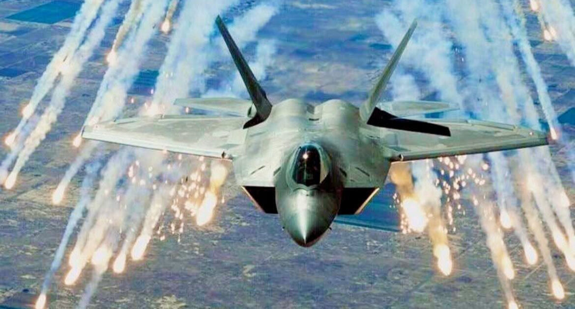 أفادت تقارير عن تنفيذ الولايات المتحدة غـارات جوية استتـهدفت معبرا حدوديا بين العراق وإيران فى خطوة تأتى بالتزامن مع تصاعد التـوترات الإقليمية والهجـمات المتبادلة بين واشنطن وجماعات مسـ لحة مدعومة من طهران. وأوضحت التقارير أن الضربات اسـتهدفت مواقع مرتبطة بجهات مسـلحة تستخدم المنطقة الحدودية للتحرك ونقل الإمدادات فيما لم تعلن حتى الآن تفاصيل رسمية حول حجم الأضرار أو الخسائر البشرية الناتجة عن القـصف. ويأتى هذا التطور فى ظل حالة من التـوتر الأمنى المتصاعد فى المنطقة مع تبادل الاتهامات بين الولايات المتحدة وإيران وحلفائها بشأن المسؤولية عن الهـجمات والعمـليات العسكرية الأخيرة وسط مخـاوف من اتساع رقعة التصعيد. وتتابع الجهات الدولية التطورات عن كثب مع دعوات لتجنب مزيد من التصعيد والحفاظ على أمن الملاحة والاستقرار فى المنطقة. أمريكا تقصـف المعبر الحدودى بين العراق وإيران