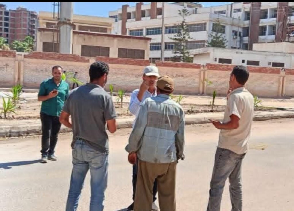 "رئيس مدينة كفر الدوار بالبحيرة" يتابع أعمال التشجير والتجميل بالشوارع