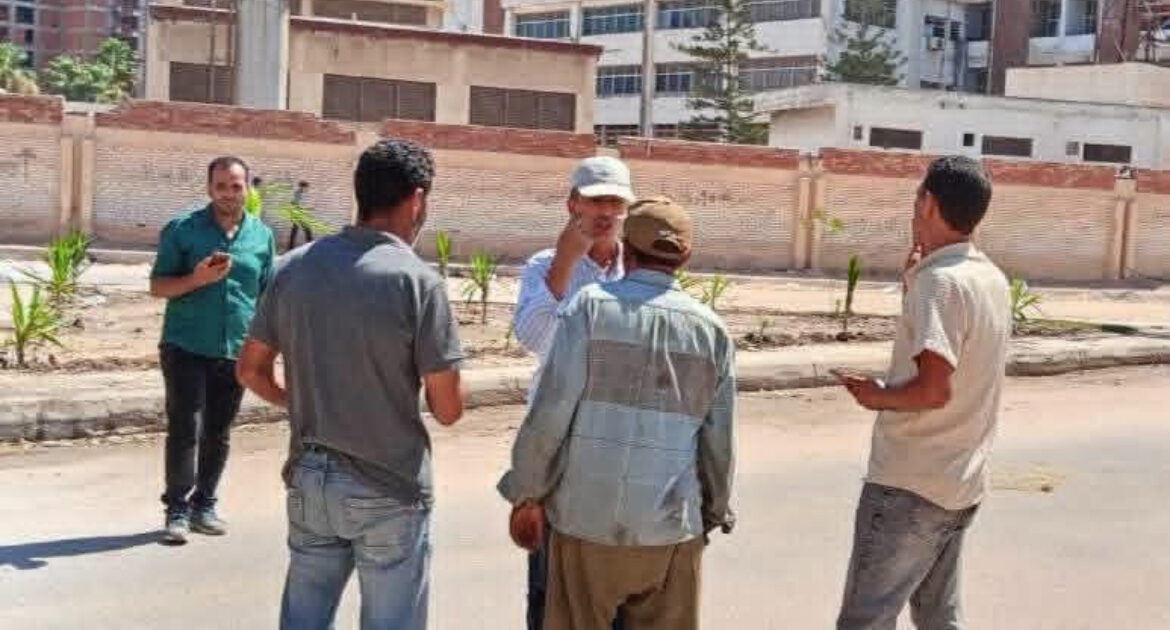 "رئيس مدينة كفر الدوار بالبحيرة" يتابع أعمال التشجير والتجميل بالشوارع