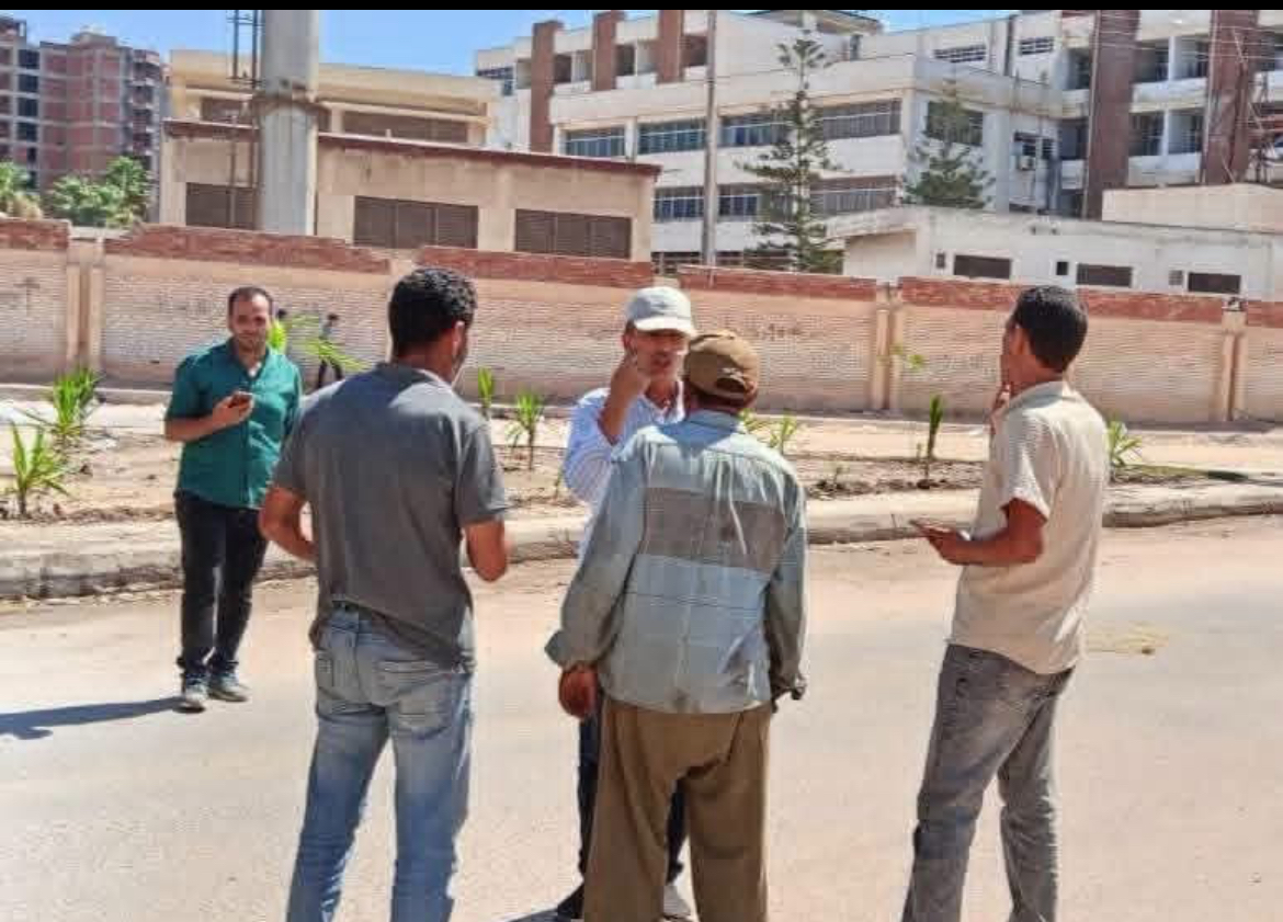 "رئيس مدينة كفر الدوار بالبحيرة" يتابع أعمال التشجير والتجميل بالشوارع