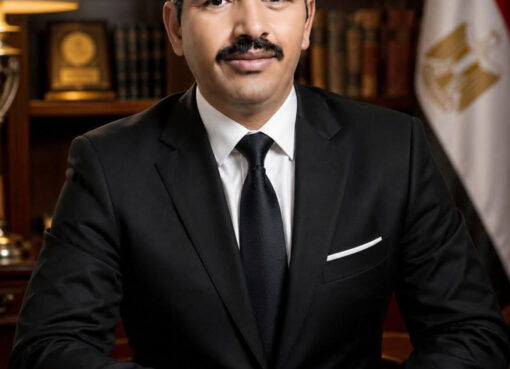 عندما ينظر الشاعر إلى وطنه، لا يرى مجرد حدود على خريطة، بل يرى تاريخًا يسير على الأرض، ونهرًا يحمل ذاكرة آلاف السنين، وشعبًا كتب اسمه بحروف من نور في صفحات الحضارة. ومن هذا المنطلق، فإنني أكتب هذه الرؤية لا من باب المتفرج على الأحداث، ولكن من قلب مواطن يحمل هم وطنه، ويراقب ما يدور حول مصر من تحولات وأزمات وتحديات. إن مصر لم تكن يومًا دولة عادية في محيطها، فهي قلب المنطقة العربية، وموقعها الجغرافي جعلها دائمًا في مركز الأحداث. ولذلك فإن أي اضطراب حولها ينعكس عليها، وأي محاولة لإضعاف محيطها تمثل تحديًا لأمنها واستقرارها. عندما ننظر إلى السودان، نجد وطنًا شقيقًا تربطه بمصر روابط التاريخ والنيل والمصير المشترك. كان يمكن للتعاون بين البلدين أن يصنع نموذجًا عربيًا في التنمية والزراعة والاستثمار، وأن يكون السودان ومصر قوة اقتصادية متكاملة تخدم الشعبين. ولكن الصراعات التي ضربت السودان أثرت على استقرار المنطقة، وأصبح الجميع يدفع ثمن الأزمات، بينما تحملت مصر مسؤولية إنسانية كبيرة تجاه الأشقاء السودانيين. وفي الغرب، كانت ليبيا دائمًا امتدادًا استراتيجيًا لمصر، وكانت أرضًا للعمل والرزق لملايين المصريين، تجمع بين الشعبين علاقات عميقة. لكن سنوات عدم الاستقرار أثرت على التنمية والأمن، وأكدت أن استقرار ليبيا ليس شأنًا ليبيًا فقط، بل قضية تمس أمن المنطقة كلها. أما فلسطين، فهي جرح عربي وإنساني مفتوح، ومصر كانت ولا تزال حاضرة في دعم الشعب الفلسطيني، بالمساعدات والجهود السياسية والسعي لوقف نزيف الدم. وفي الوقت نفسه، فإن مصر تدرك أن حماية أمنها القومي وحدودها مسؤولية تاريخية، وأن أي حل عادل يجب أن يحفظ حقوق الشعب الفلسطيني ويحافظ على استقرار المنطقة. ومن وجهة نظري، فإن قوة أي قضية لا تكون إلا بوحدة أصحابها، فالشعوب عندما تتوحد تصبح أقوى، وعندما تنقسم تصبح فريسة سهلة أمام الصراعات. ثم تأتي تحديات البحر الأحمر وباب المندب، حيث أصبحت المنطقة ساحة توترات تؤثر على التجارة العالمية، وتلقي بظلالها على قناة السويس، شريان مهم من شرايين الاقتصاد المصري والعالمي. وهنا ندرك أن أمن مصر لا يتوقف عند حدودها الجغرافية، بل يمتد إلى كل ما يؤثر على مكانتها ودورها. أما ما يحدث من توترات بين إيران والولايات المتحدة الأمريكية، مع وجود الدور الإسرائيلي في حسابات المنطقة، فهو مشهد معقد يحمل الكثير من التساؤلات حول مستقبل الشرق الأوسط. ومن وجهة نظري، فإن استمرار الصراعات الإقليمية لا يدفع ثمنه أصحاب القرار فقط، بل تدفعه الشعوب من اقتصادها وأمنها ومستقبل أبنائها. فكل حرب تترك وراءها آثارًا اقتصادية واجتماعية، وكل اضطراب في دولة عربية ينعكس على بقية الدول، ومصر بحكم مكانتها وعلاقاتها ومصالحها تتأثر بما يحدث حولها. فهناك ملايين المصريين العاملين في الدول العربية، وتحويلاتهم تمثل دعمًا مهمًا لأسرهم ولوطنهم، ولذلك فإن استقرار الأمة العربية ليس رفاهية، بل ضرورة. ومن أخطر الملفات التي تواجه مصر ملف المياه وسد النهضة، فالنيل بالنسبة للمصريين ليس مجرد نهر، بل هو الحياة نفسها. فمنذ آلاف السنين ارتبط وجود مصر بهذا النهر العظيم. ولهذا فإن الحفاظ على الأمن المائي هو جزء أساسي من الأمن القومي المصري، ويحتاج إلى حكمة وثبات ودبلوماسية تحمي حقوق مصر وتحافظ على مستقبل أجيالها. إن المعارك في عصرنا لم تعد فقط بالمدافع والصواريخ، بل أصبحت أيضًا معارك على الوعي والاقتصاد والاستقرار. وأخطر ما يمكن أن تواجهه أي دولة هو فقدان وعي شعبها أو انقسام أبنائها. ولهذا فإن قوة مصر الحقيقية ليست فقط في إمكانياتها، ولكن في شعبها الذي عرف عبر التاريخ كيف يحمي وطنه، وفي جيشها الذي يمثل أحد أعمدة أمنها، وفي مؤسساتها التي تعمل من أجل عبور الأزمات. يا مصر... يا أرض الحضارة والتاريخ، ستبقين دائمًا قادرة على النهوض مهما اشتدت العواصف، لأنك لم تقومي يومًا على قوة السلاح فقط، بل على قوة الإنسان المصري، وإرادته، وصبره، وإيمانه بوطنه. وفي النهاية تبقى رسالتي: أن مصر تحتاج إلى وعي أبنائها، ووحدة صفهم، وحبهم لوطنهم، لأن الأوطان لا يحميها إلا أهلها. حفظ الله مصر وشعبها وجيشها وتحيا الرئيس عبد الفتاح السيسي وتحيا مصر برجالها الشرفاء الأوفياء وبنسائها التي تنجب الابطال تحيا مصر... تحيا مصر... تحيا مصر. بقلم صلاح على قطب زهران