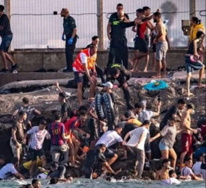 تحرك دولى لاحتواء الأزمة والفوضى المتصاعدة التى تشهدها المغرب على الحدود الإسبانية