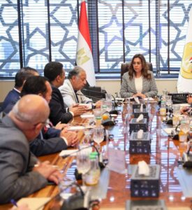 وزيرة التنمية المحلية والبيئة تناقش مع رئيس غرفة الصناعات الكيماوية تعزيز صناعة تدوير المخلفات والاستفادة من الحمأة