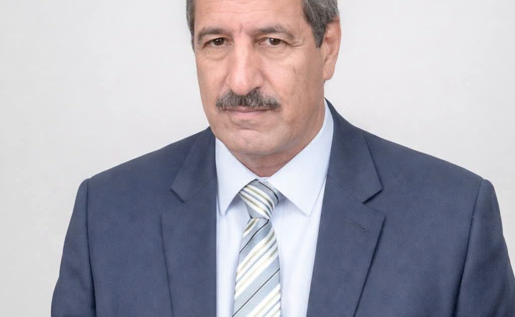 من يفتح أبواب الشاشات لمن لا يستحقون