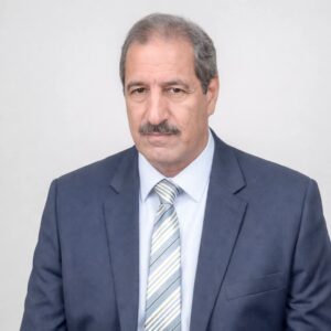من يفتح أبواب الشاشات لمن لا يستحقون