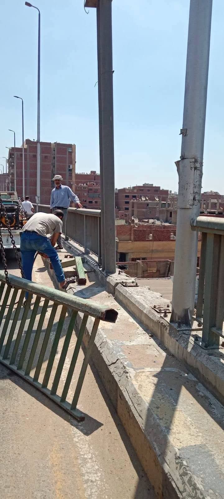 الانصارى يتابع أعمال تركيب الأسوار الحديدية المفقودة وصيانة عدد من الباكيات بمحور صفط اللبن