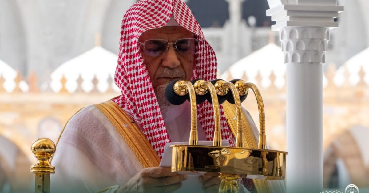 معالي الشيخ الدكتور صالح بن عبدالله بن حميد يؤم المصلين لصلاة الجمعة بالمسجد الحرام