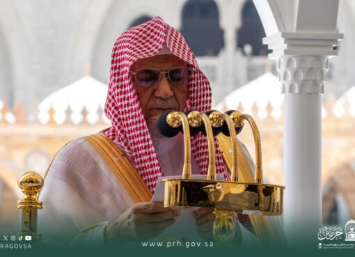 معالي الشيخ الدكتور صالح بن عبدالله بن حميد يؤم المصلين لصلاة الجمعة بالمسجد الحرام