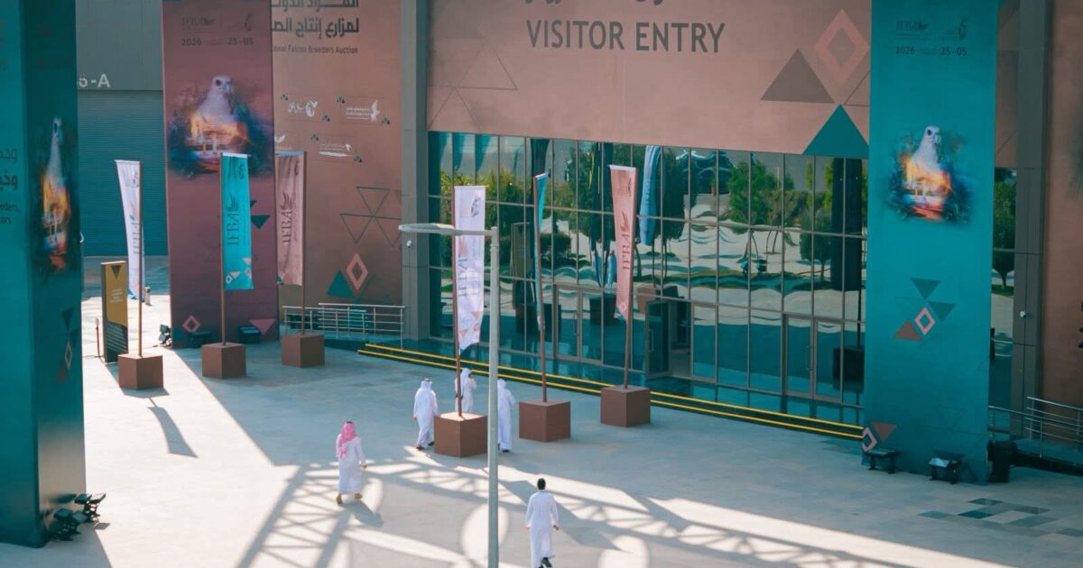 خدمات بيطرية تعزز سلامة الصقور في المزاد الدولي لمزارع إنتاج الصقور