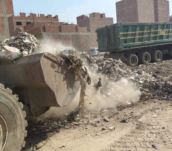 رفع 160 طنًا من المخلفات خلال حملة مكبرة للنظافة ورفع التراكمات بأبو النمرس بالجيزة