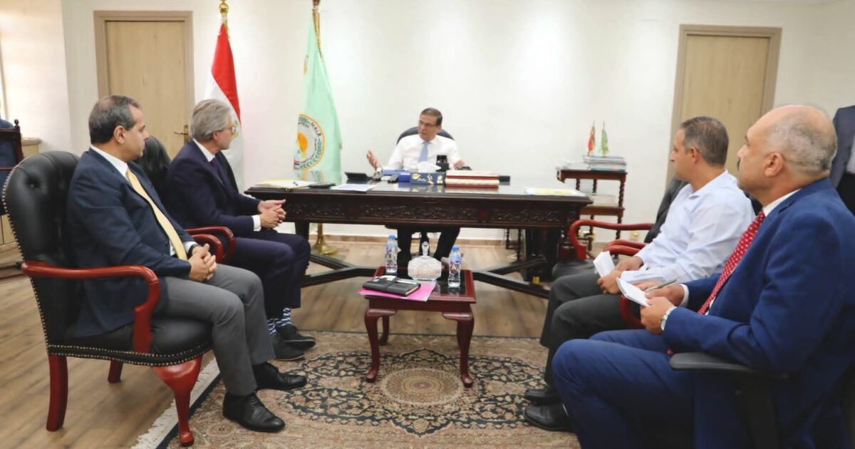 وزير الزراعة يستعرض مع المستشار الزراعي الهولندي فرص الاستثمار وتطوير التعاونيات