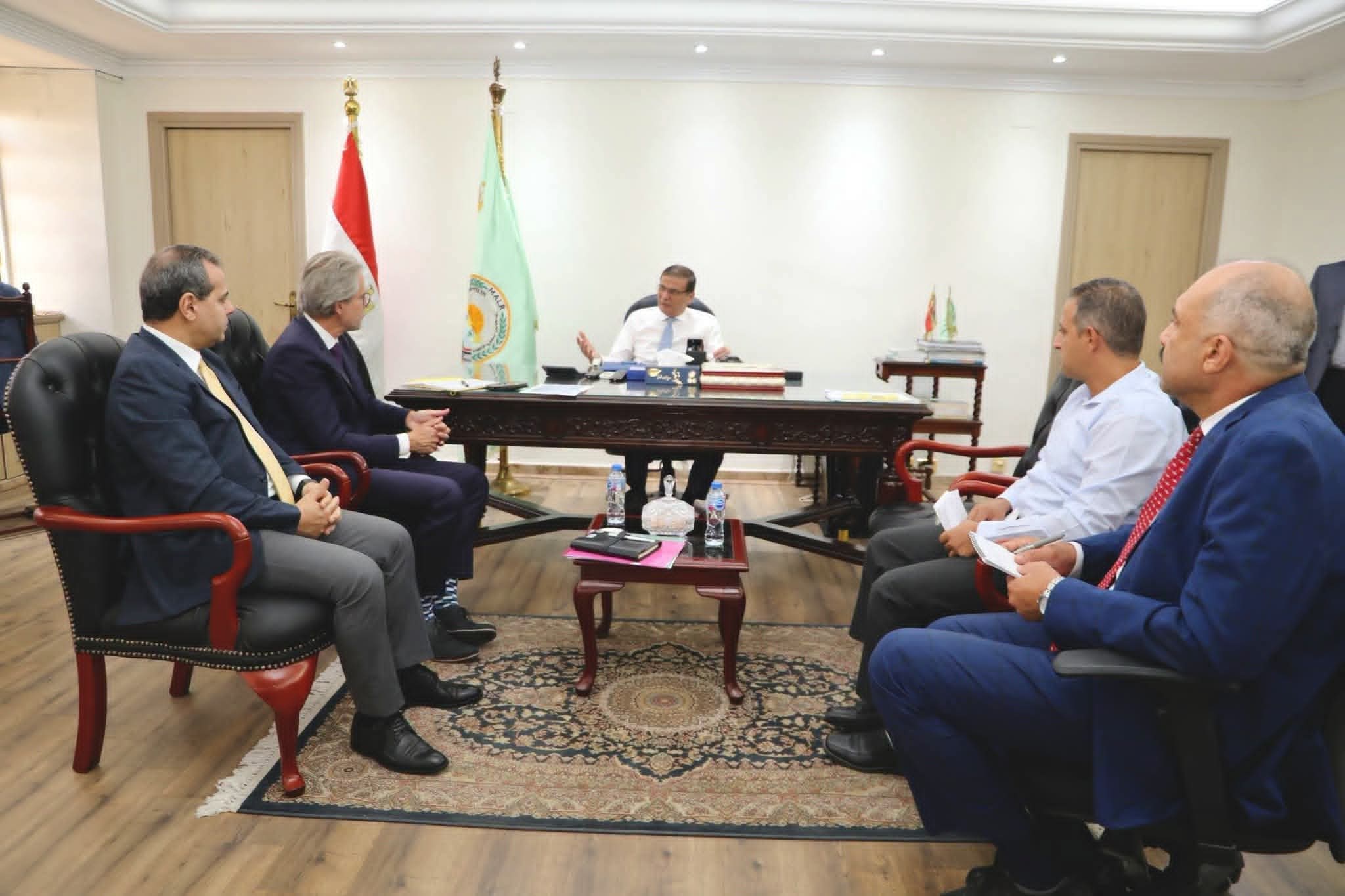 وزير الزراعة يستعرض مع المستشار الزراعي الهولندي فرص الاستثمار وتطوير التعاونيات