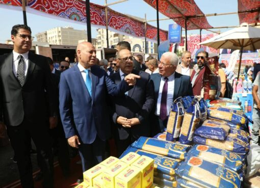 محافظ القاهرة يفتتح سوق اليوم الواحد الذى أقامته محافظة القاهرة بحى وسط القاهرة، بالتعاون مع وزارة التموين والتجارة الداخلية