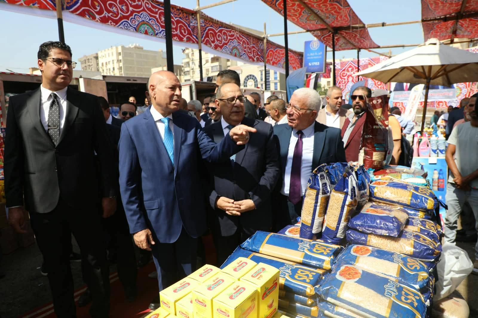محافظ القاهرة يفتتح سوق اليوم الواحد الذى أقامته محافظة القاهرة بحى وسط القاهرة، بالتعاون مع وزارة التموين والتجارة الداخلية