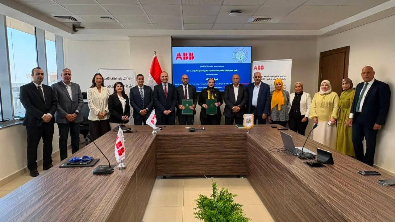 نقل الكهرباء توقع عقدين مع ABB لتوريد 12 موزع جهد 11 كيلوفولت لتعزيز كفاءة الشبكة القومية