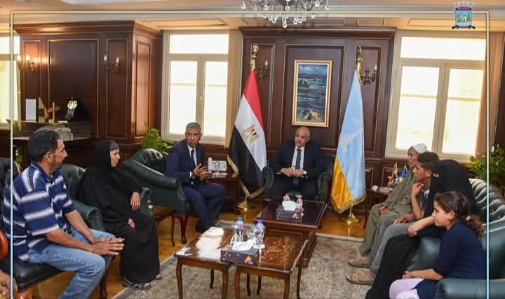 في لفتة إنسانية محافظ الإسكندرية يكرم أسرة شهيد الواجب أحد العاملين بالنظافة الذي وافته المنية إثر حادث أثناء تأدية عمله