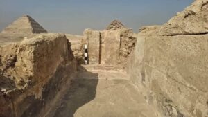 اكتشاف أثري جديد في سقارة.. الكشف عن مقبرة «سخنتيو-بتاح» وآبار دفن تضم أكثر من 100 تمثال أوشابتي