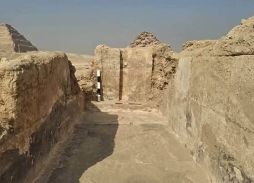 اكتشاف أثري جديد في سقارة.. الكشف عن مقبرة «سخنتيو-بتاح» وآبار دفن تضم أكثر من 100 تمثال أوشابتي