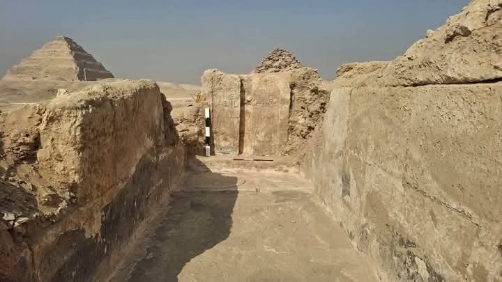 اكتشاف أثري جديد في سقارة.. الكشف عن مقبرة «سخنتيو-بتاح» وآبار دفن تضم أكثر من 100 تمثال أوشابتي