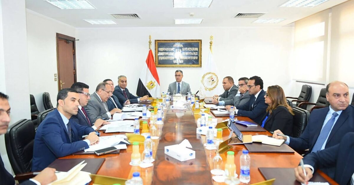وزير التموين يعقد اجتماعًا موسعًا لوضع خطة عاجلة لتنفيذ توجيهات السيد رئيس الجمهورية لضبط الأسواق وتوفير السلع للمواطنين