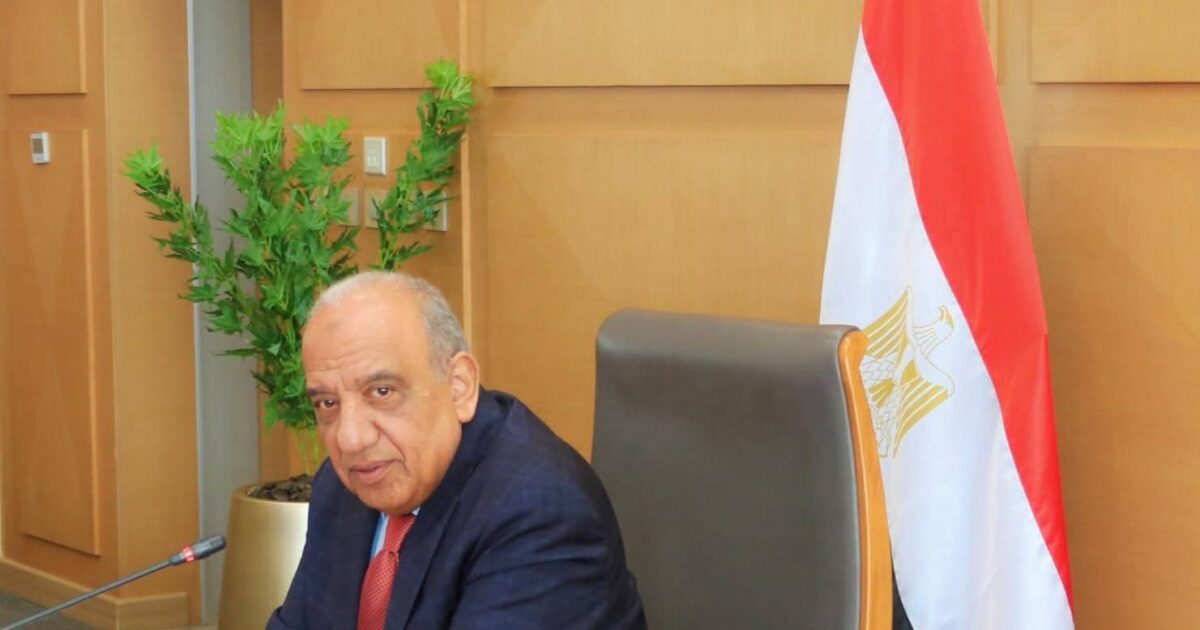 إجتماع وزير الكهرباء والطاقة المتجددة برؤساء شركات التوزيع ومسئولى القطاعات التجارية على مستوى الجمهورية لتنفيذ توجيهات فخامة الرئيس 