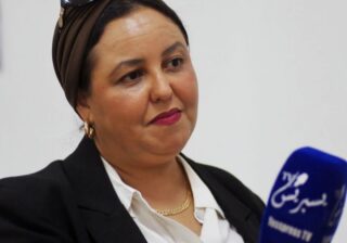 بين الفكر والإبداع... قراءة في تجربة الشاعرة والصحفية سماح عقيق) 