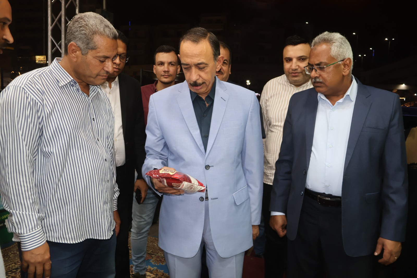 محافظ سوهاج يتفقد منفذ "مستقبل مصر" الجديد للسلع الغذائية بميدان الثقافة