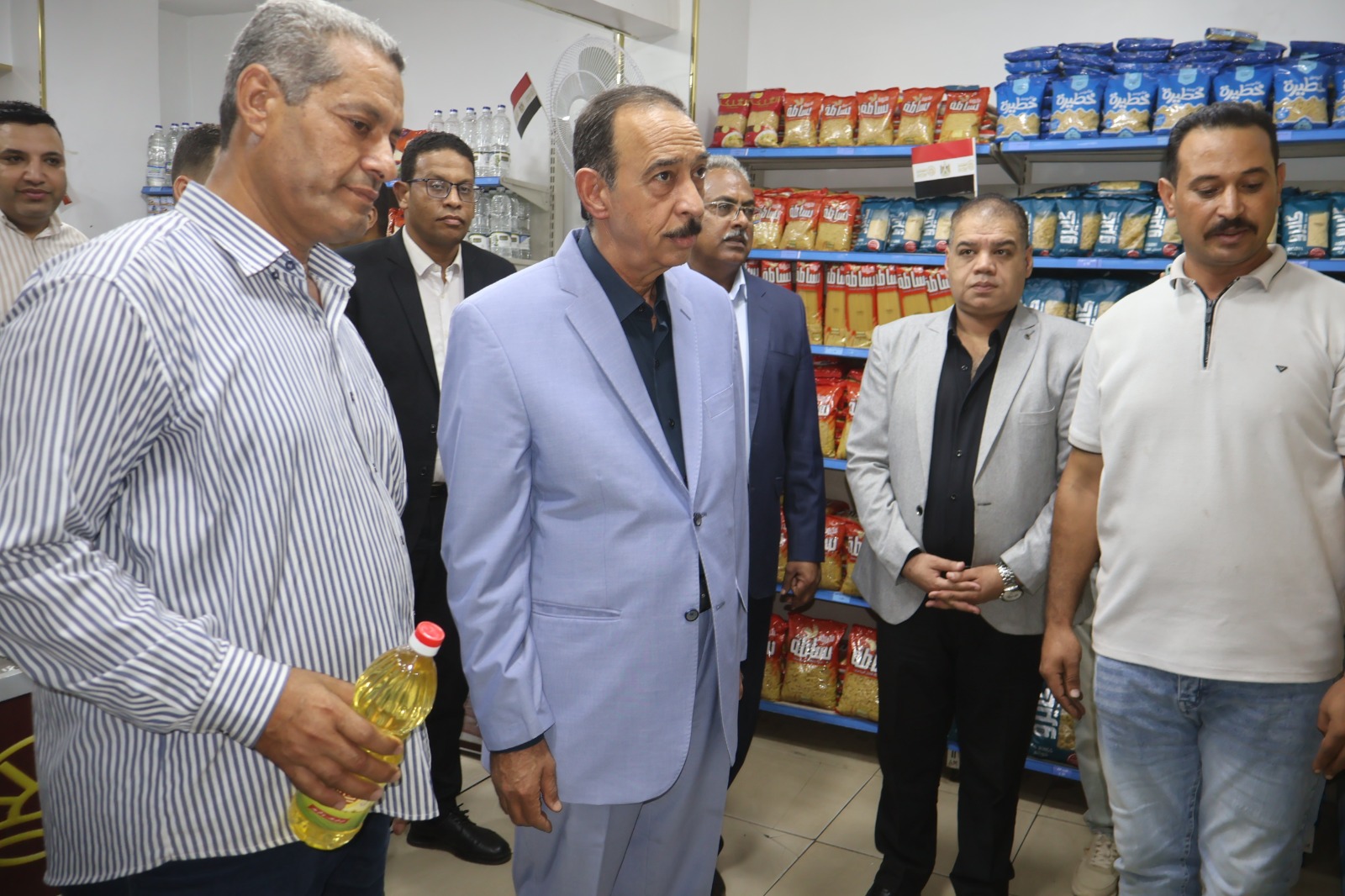 محافظ سوهاج يتفقد منفذ "مستقبل مصر" الجديد للسلع الغذائية بميدان الثقافة