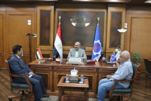 محافظ السويس يبحث مع التأمين الصحي الشامل حل معوقات الحجز وتطوير الخدمات الطبية