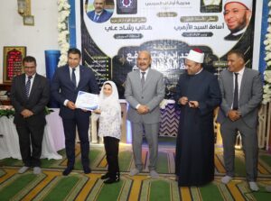 محافظ السويس يكرم 140 حافظاً للقرآن بعتاقة ويهدي الأولى رحلة عمرة
