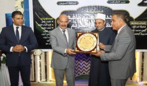 محافظ السويس يكرم 140 حافظاً للقرآن بعتاقة ويهدي الأولى رحلة عمرة