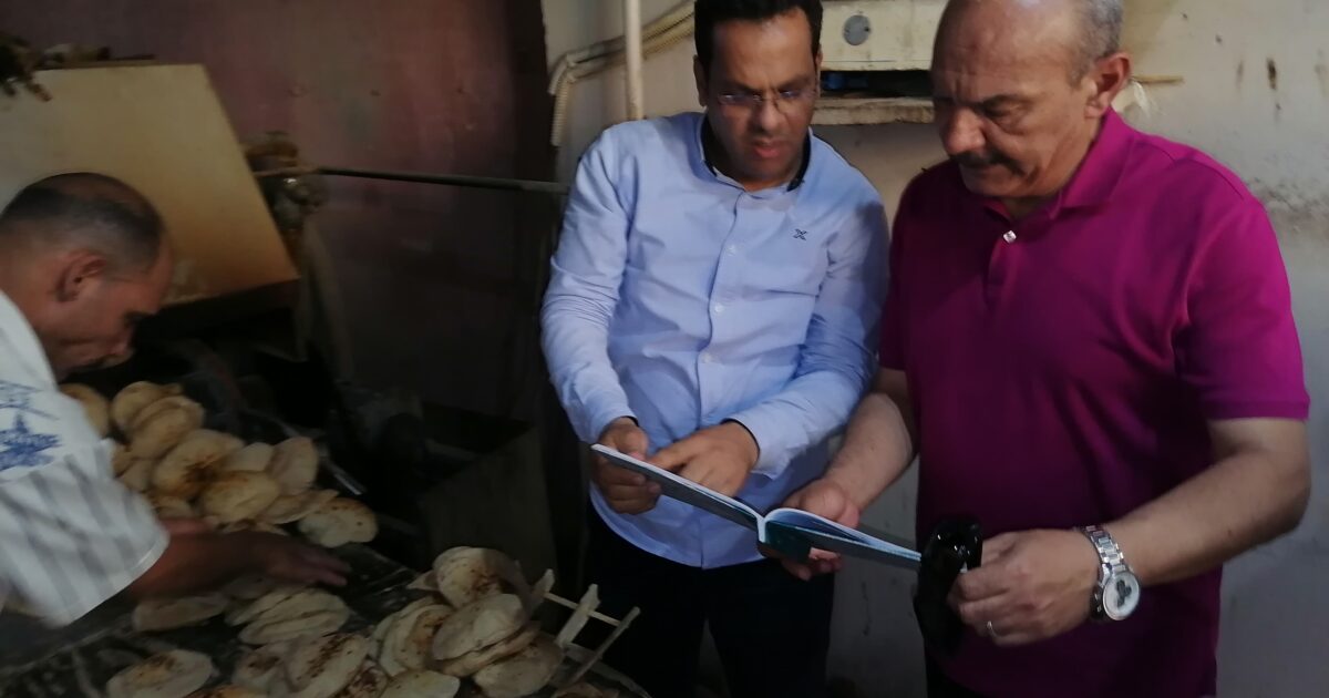 محافظ السويس يقود حملة مفاجئة على مخابز السويس والأربعين ويحرر محضراً لمخبز مخالف