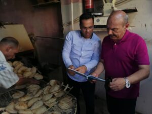 محافظ السويس يقود حملة مفاجئة على مخابز السويس والأربعين ويحرر محضراً لمخبز مخالف