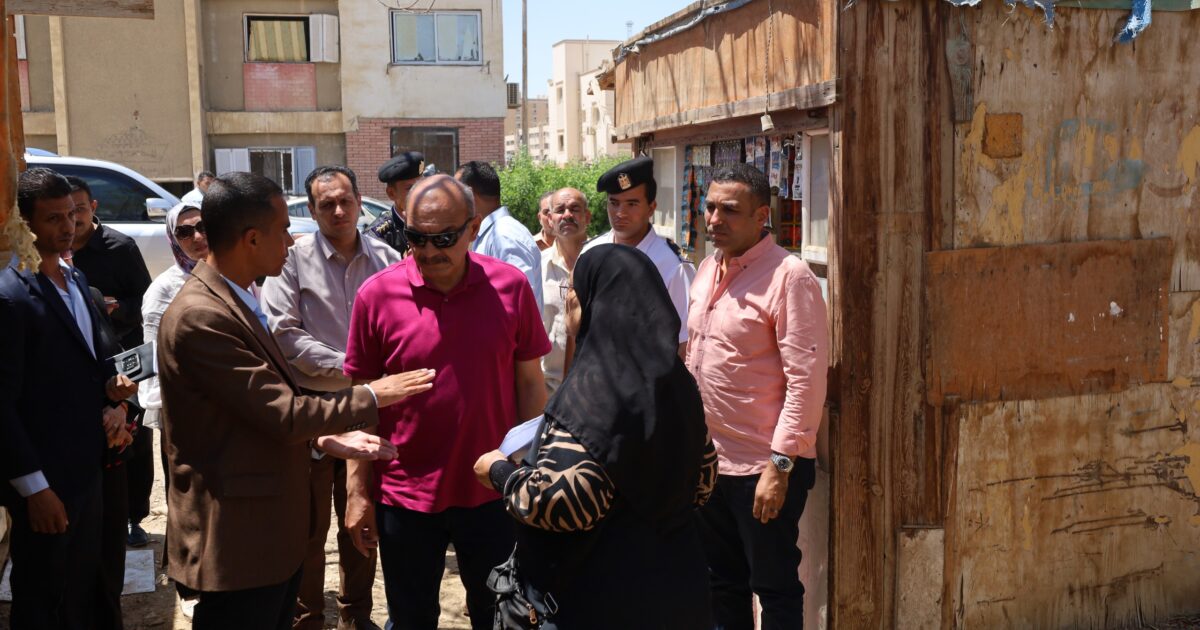 محافظ السويس ينتقل لمدينة العبور ويوجه بفحص شكوى مواطنة بشأن مبنى عشوائي