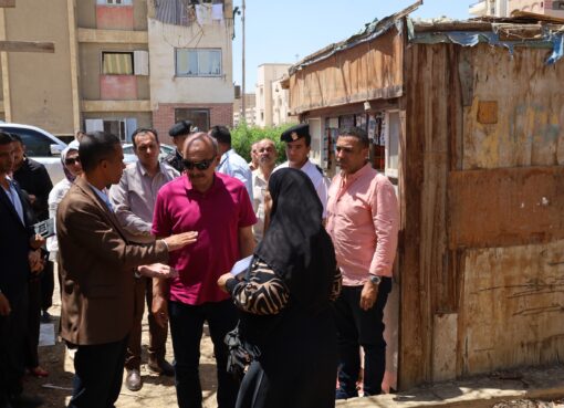محافظ السويس ينتقل لمدينة العبور ويوجه بفحص شكوى مواطنة بشأن مبنى عشوائي